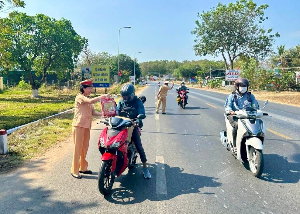 xuc dong hinh anh csgt tang mu bao hiem banh chung tiep suc cho nguoi dan ve que an tet 13