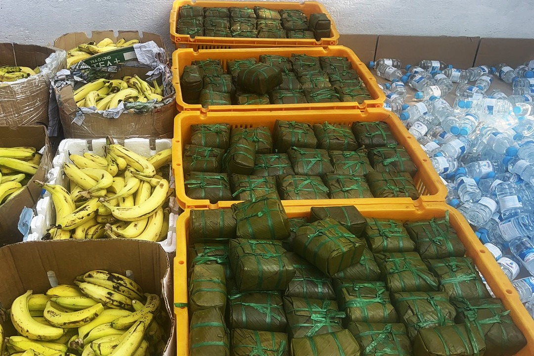 xuc dong hinh anh csgt tang mu bao hiem banh chung tiep suc cho nguoi dan ve que an tet 2