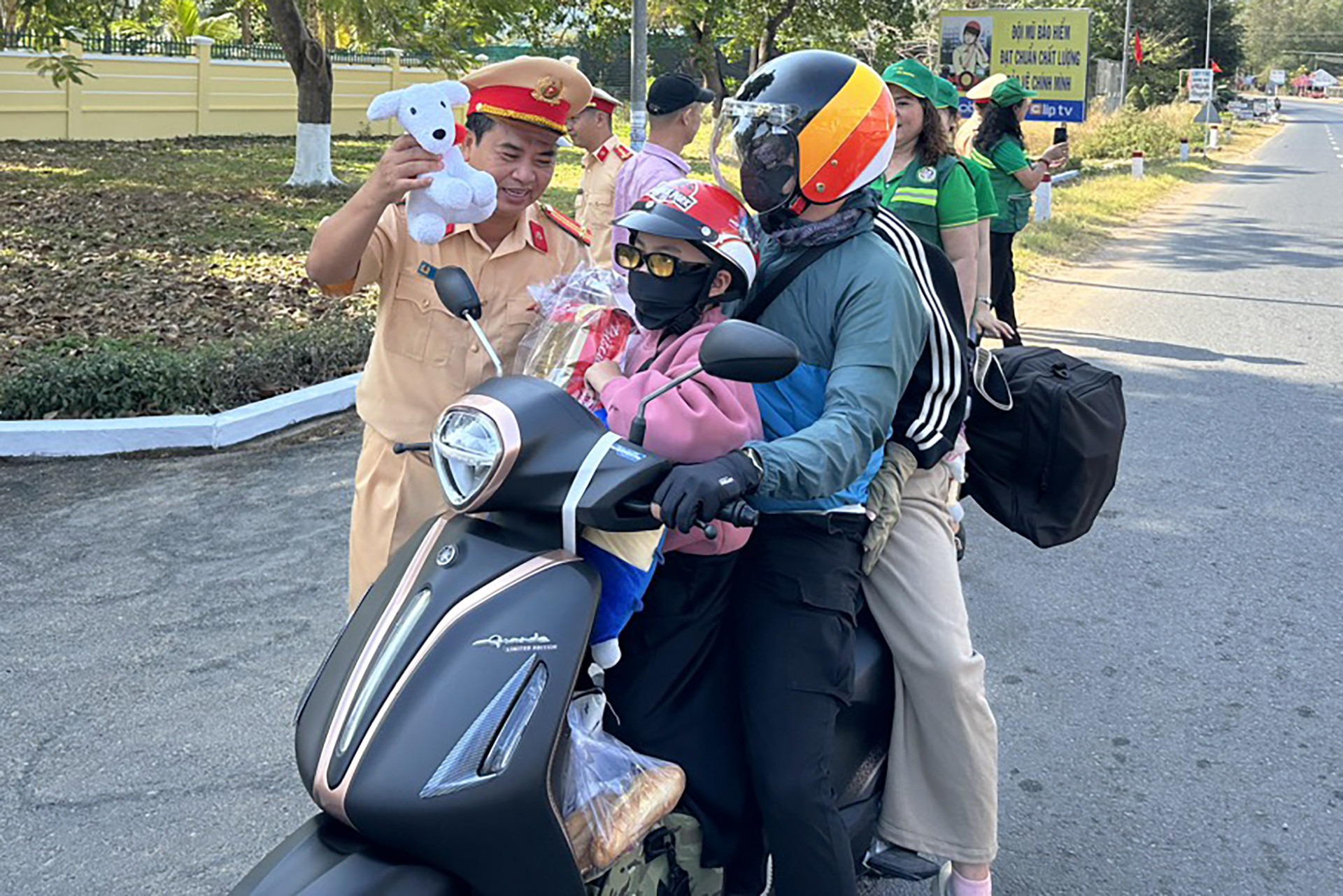 xuc dong hinh anh csgt tang mu bao hiem banh chung tiep suc cho nguoi dan ve que an tet 3