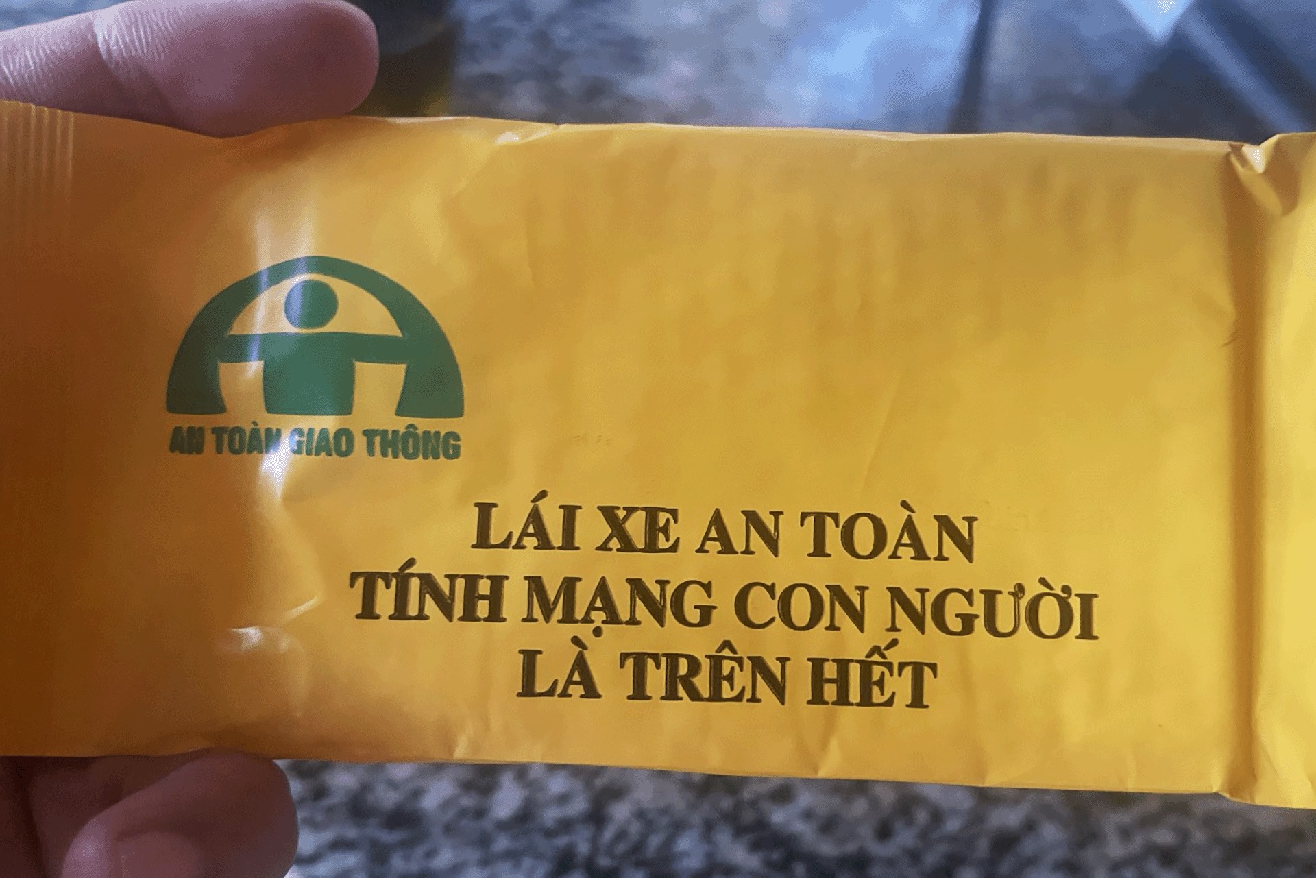 xuc dong hinh anh csgt tang mu bao hiem banh chung tiep suc cho nguoi dan ve que an tet 6