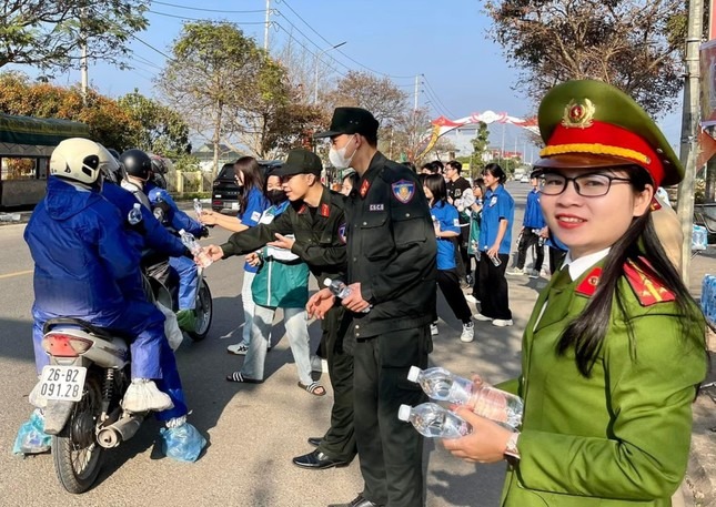 xuc dong hinh anh csgt tang mu bao hiem banh chung tiep suc cho nguoi dan ve que an tet 9