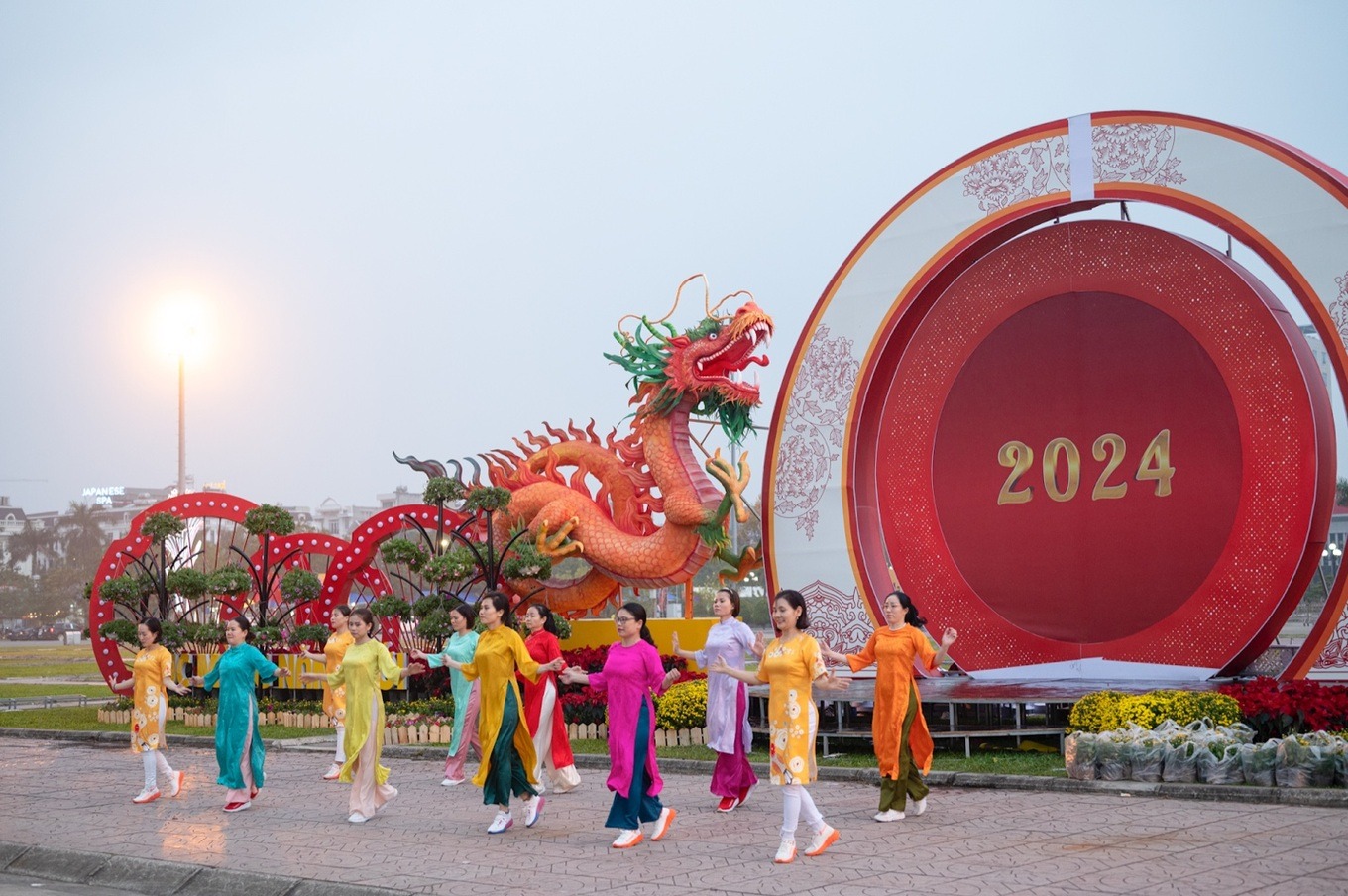 lo dien linh vat rong toc xanh nanh do khong lo o bac giang nguoi dan no nuc chup anh check in 7