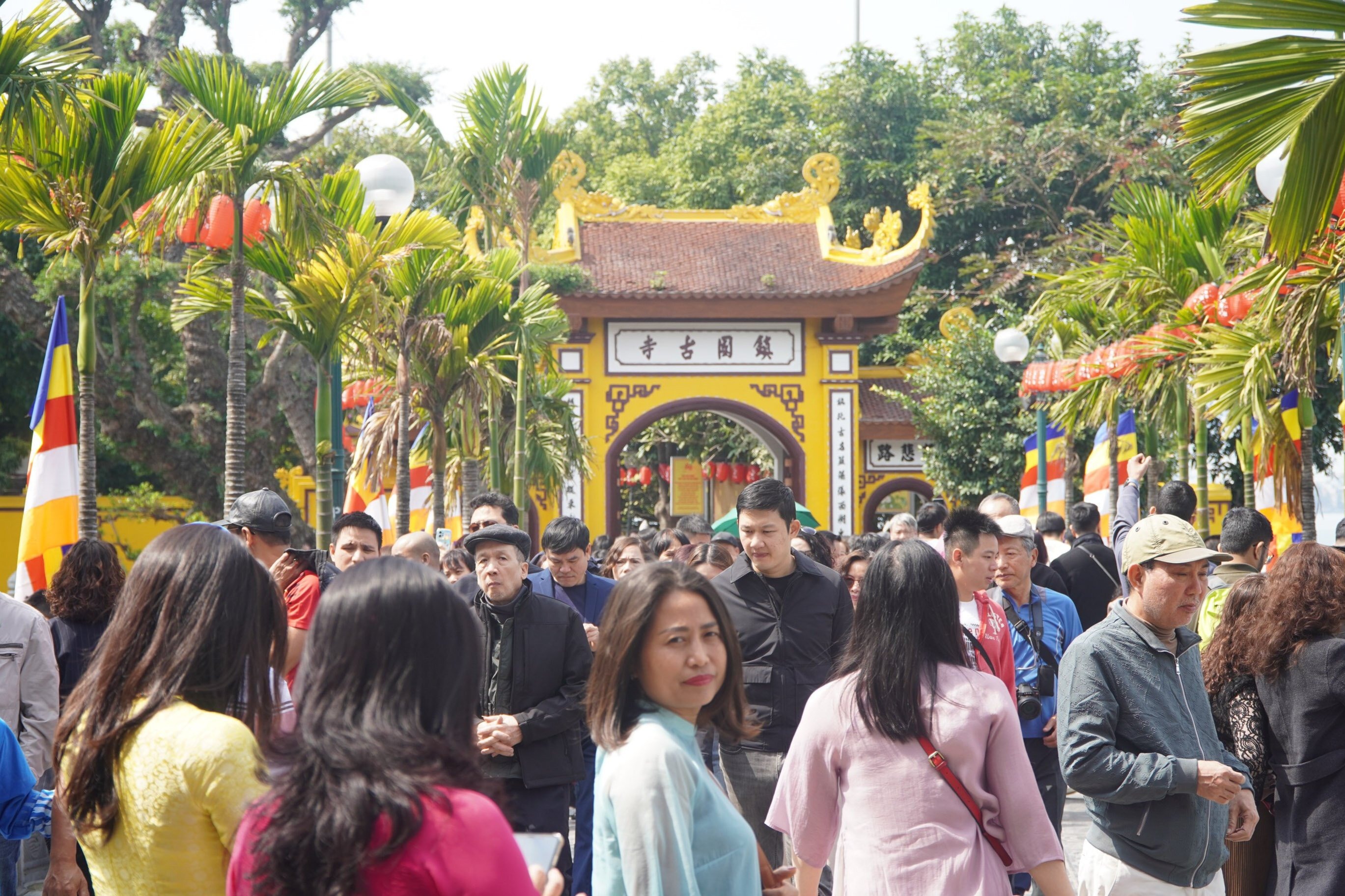 nguoi dan ha noi no nuc do ve den chua cau may du xuan chieu mung 2 tet 1 nguoi dan ha noi no nuc do ve den chua cau may du xuan chieu mung 2 tet 1