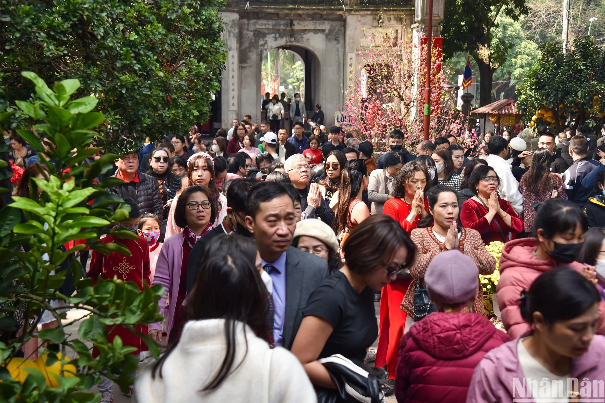 nguoi dan ha noi no nuc do ve den chua cau may du xuan chieu mung 2 tet 10 nguoi dan ha noi no nuc do ve den chua cau may du xuan chieu mung 2 tet 10