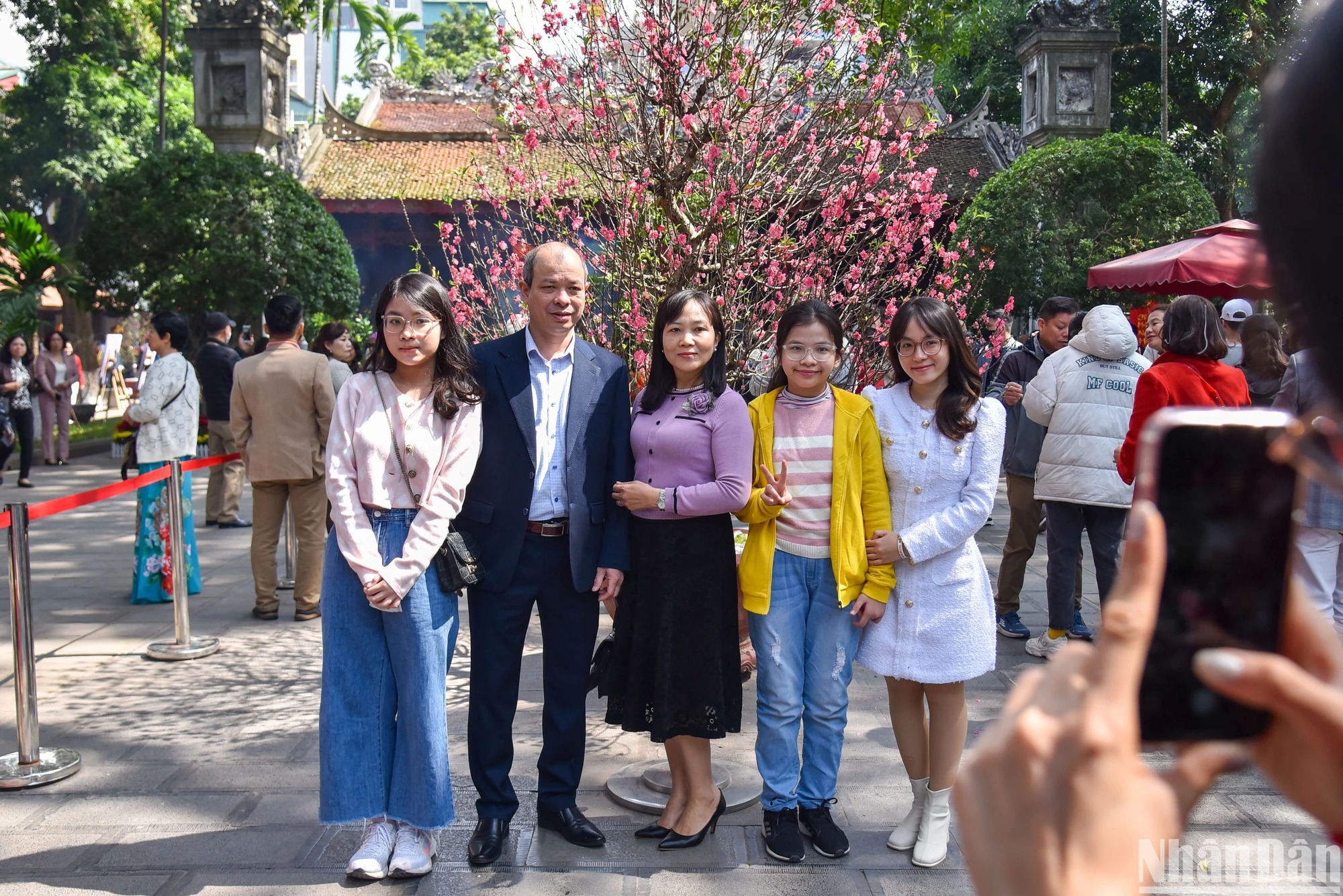 nguoi dan ha noi no nuc do ve den chua cau may du xuan chieu mung 2 tet 11 nguoi dan ha noi no nuc do ve den chua cau may du xuan chieu mung 2 tet 11