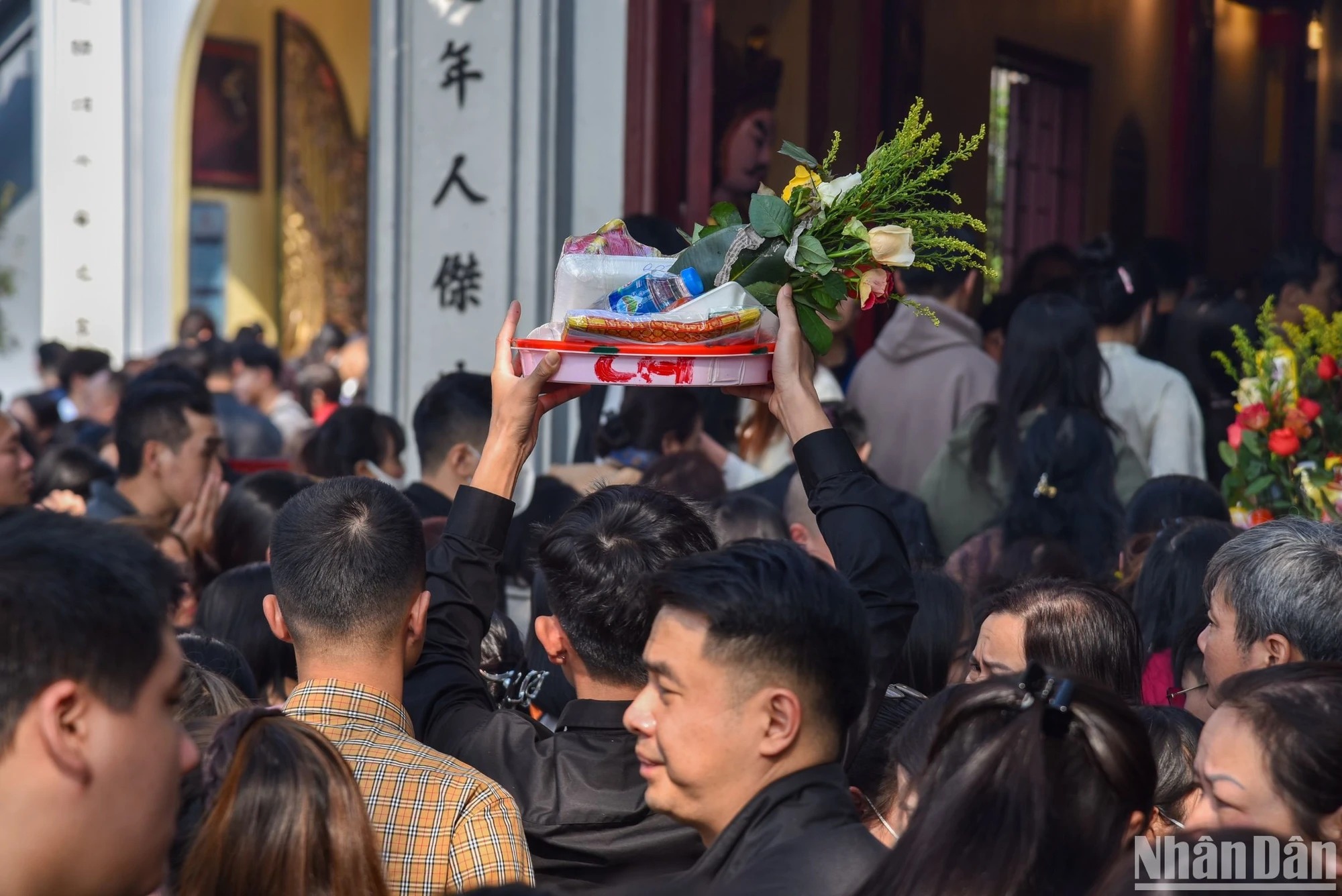 nguoi dan ha noi no nuc do ve den chua cau may du xuan chieu mung 2 tet 12 nguoi dan ha noi no nuc do ve den chua cau may du xuan chieu mung 2 tet 12