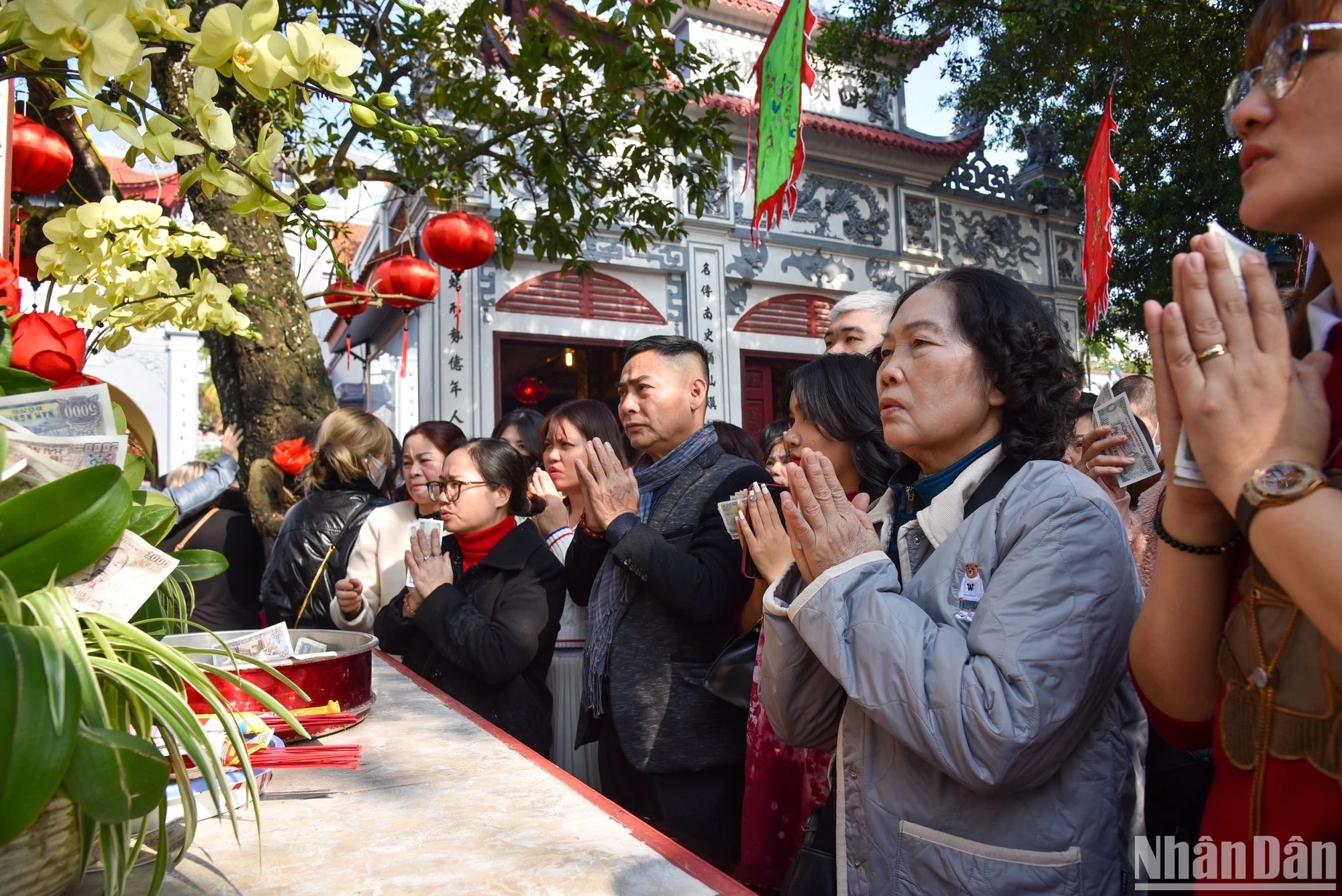 nguoi dan ha noi no nuc do ve den chua cau may du xuan chieu mung 2 tet 13 nguoi dan ha noi no nuc do ve den chua cau may du xuan chieu mung 2 tet 13