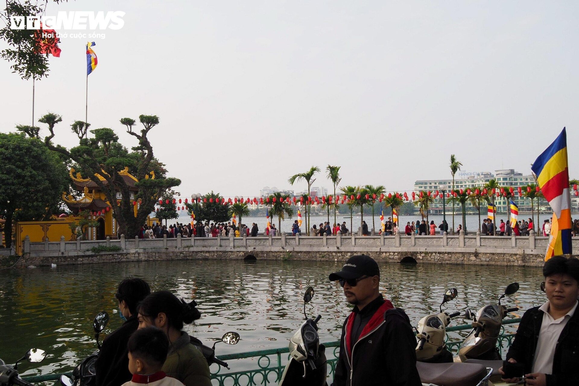 nguoi dan ha noi no nuc do ve den chua cau may du xuan chieu mung 2 tet 2 nguoi dan ha noi no nuc do ve den chua cau may du xuan chieu mung 2 tet 2
