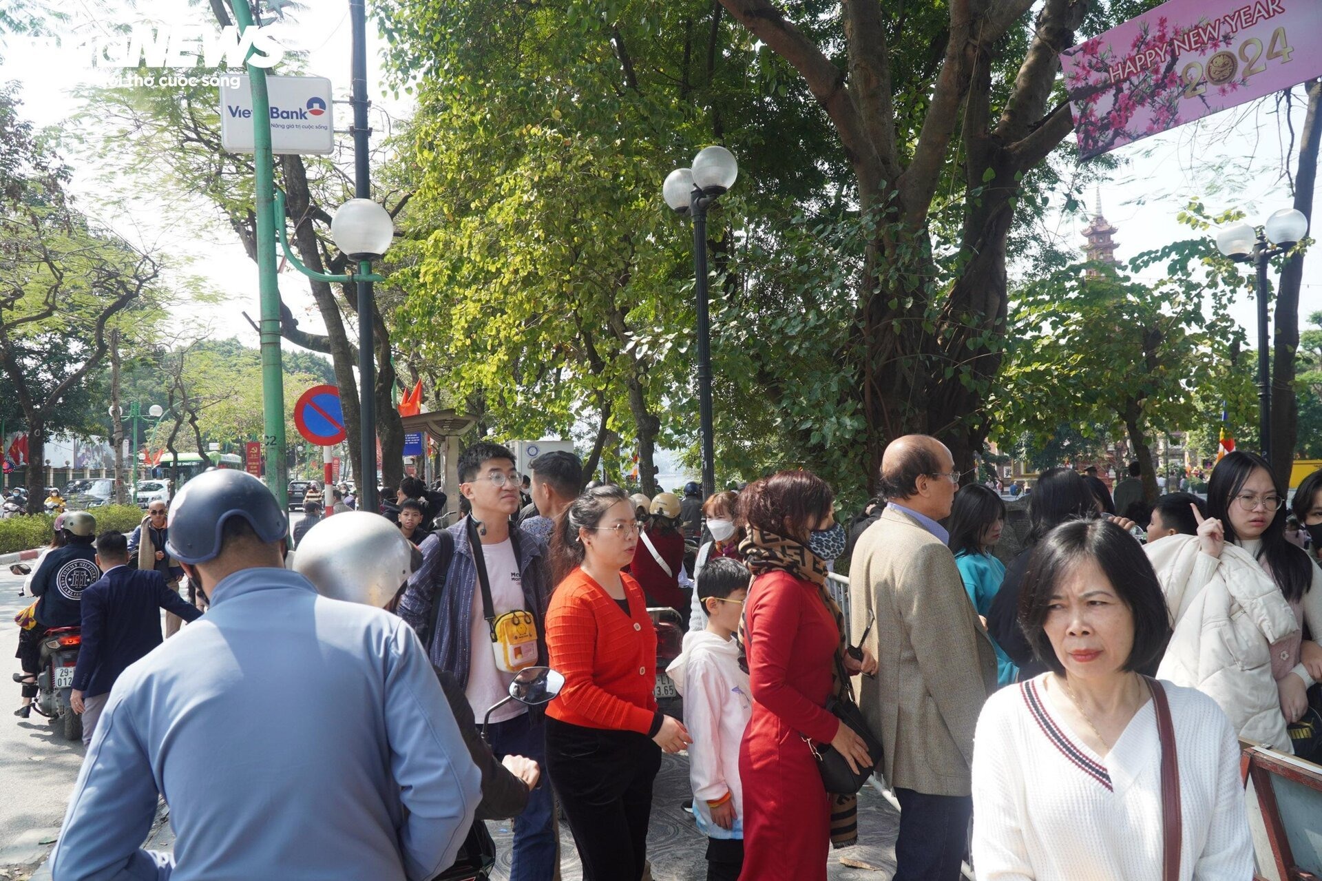 nguoi dan ha noi no nuc do ve den chua cau may du xuan chieu mung 2 tet 3 nguoi dan ha noi no nuc do ve den chua cau may du xuan chieu mung 2 tet 3