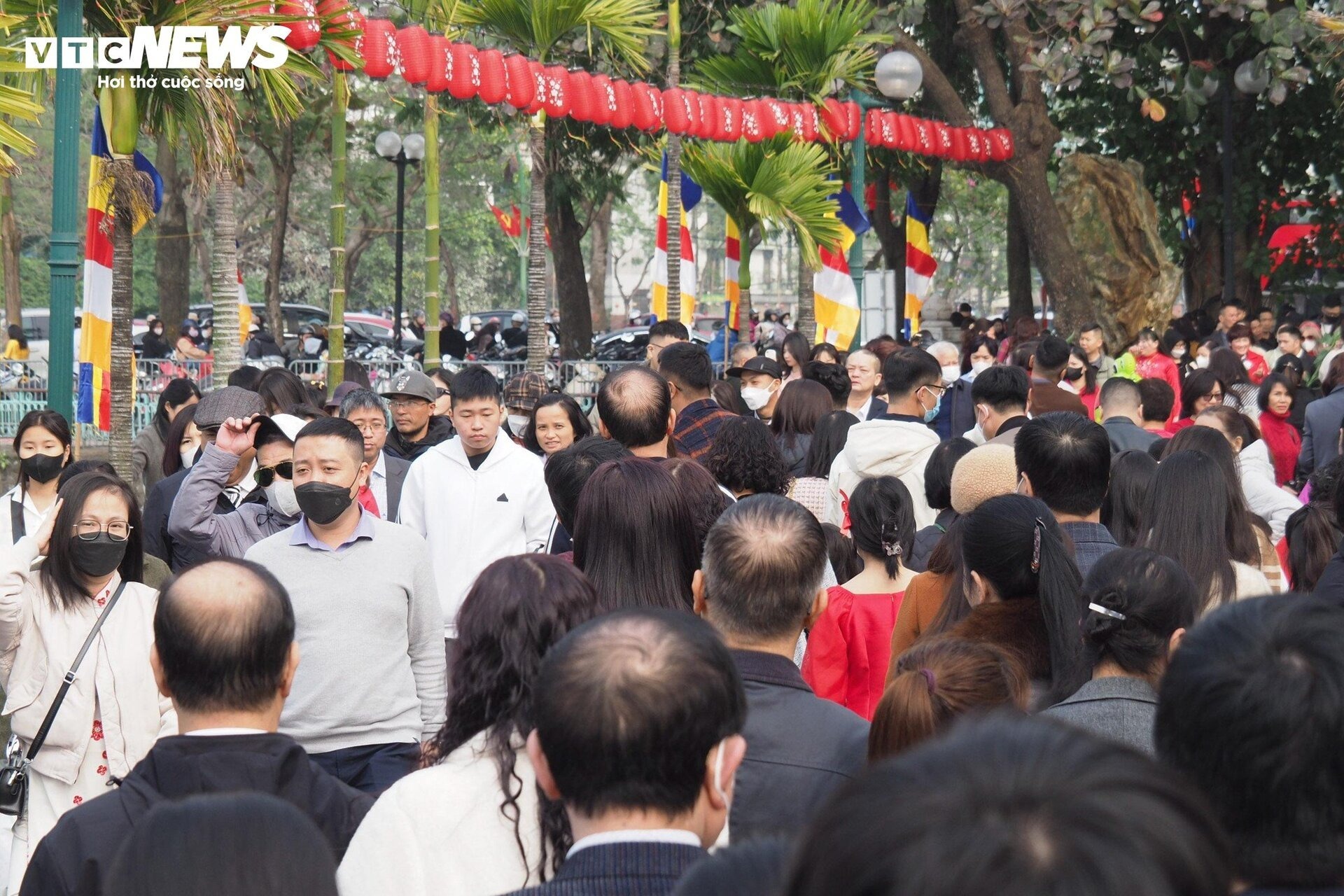 nguoi dan ha noi no nuc do ve den chua cau may du xuan chieu mung 2 tet 4 nguoi dan ha noi no nuc do ve den chua cau may du xuan chieu mung 2 tet 4