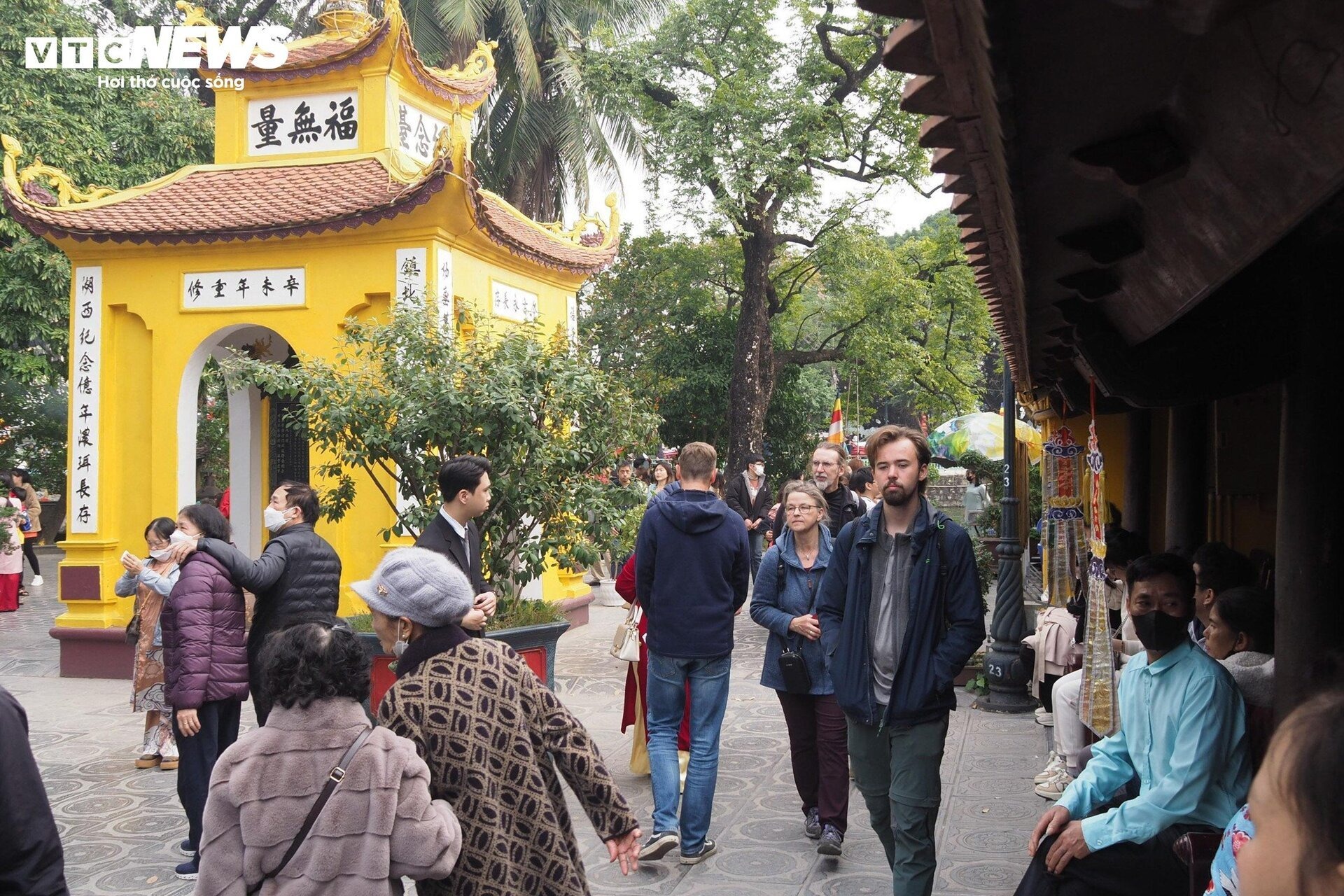 nguoi dan ha noi no nuc do ve den chua cau may du xuan chieu mung 2 tet 5 nguoi dan ha noi no nuc do ve den chua cau may du xuan chieu mung 2 tet 5