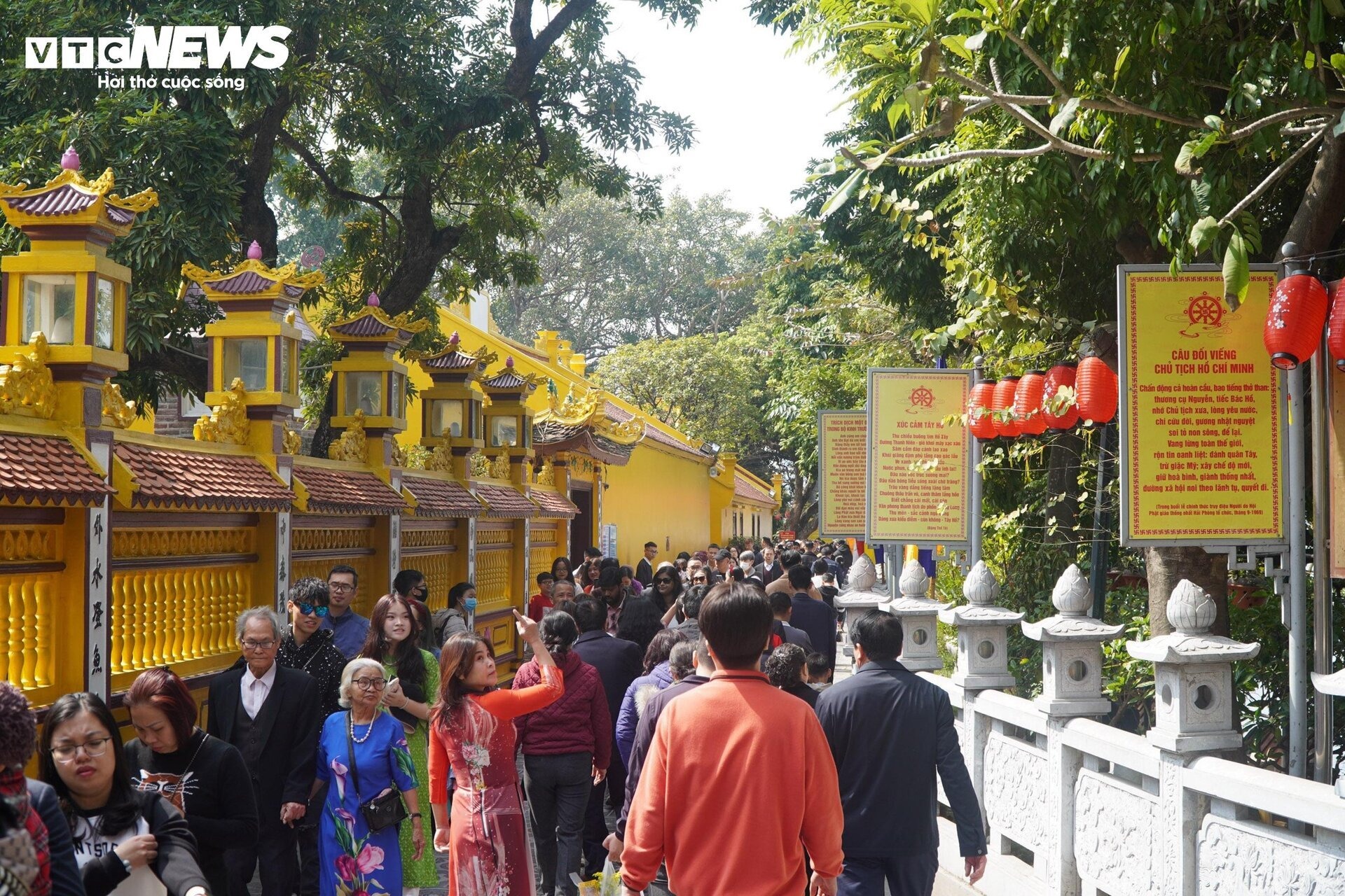 nguoi dan ha noi no nuc do ve den chua cau may du xuan chieu mung 2 tet 6 nguoi dan ha noi no nuc do ve den chua cau may du xuan chieu mung 2 tet 6