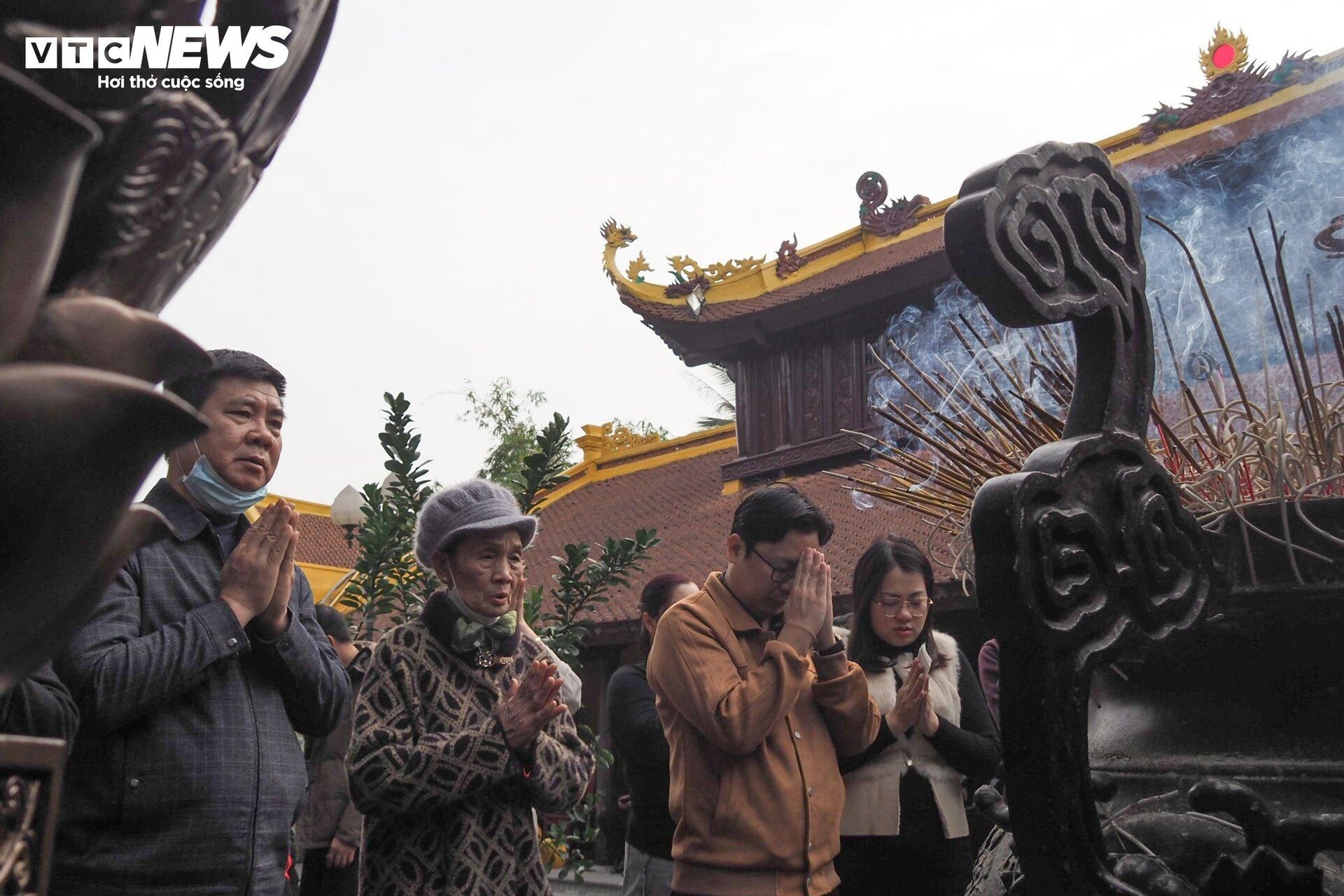 nguoi dan ha noi no nuc do ve den chua cau may du xuan chieu mung 2 tet 7 nguoi dan ha noi no nuc do ve den chua cau may du xuan chieu mung 2 tet 7