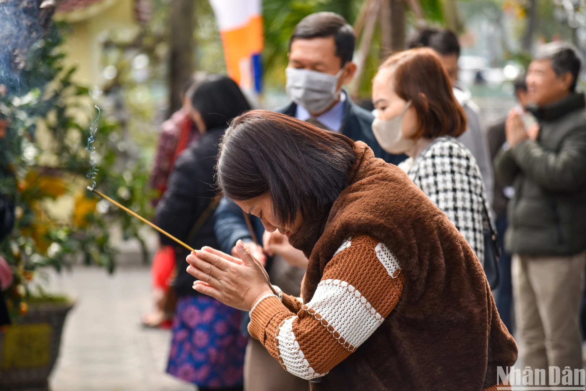 nguoi dan ha noi no nuc do ve den chua cau may du xuan chieu mung 2 tet 9 nguoi dan ha noi no nuc do ve den chua cau may du xuan chieu mung 2 tet 9