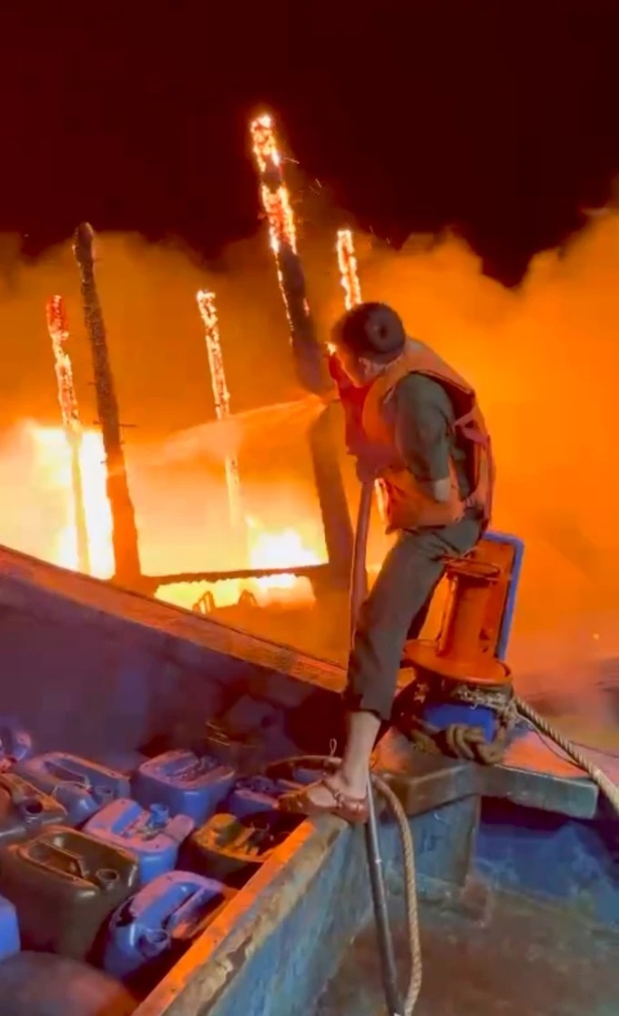 tau ca chay rui 3 thuyen vien thoat nan thiet hai 3 6 ty dong
