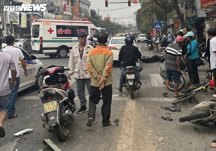 xe taxi dam lien hoan nhieu xe may dung den do 6 nguoi nhap vien xe taxi dam lien hoan nhieu xe may dung den do 6 nguoi nhap vien