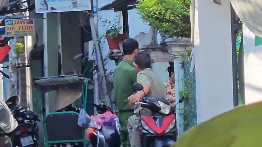 sau khi chong ve que nguoi vo duoc phat hien tu vong trong tu the treo co