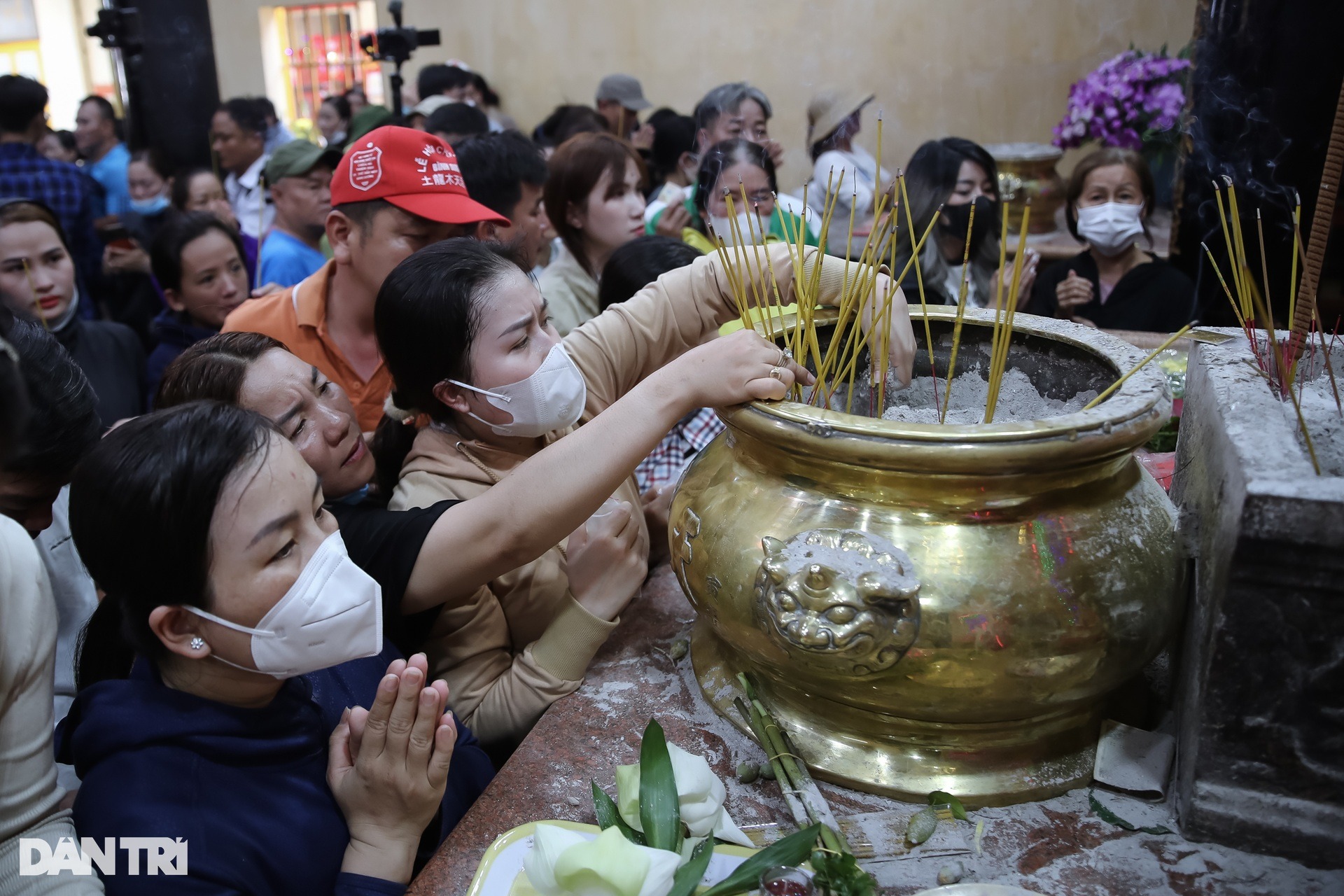 bien nguoi chen lan boc tro cau may tai chua ba binh duong 16