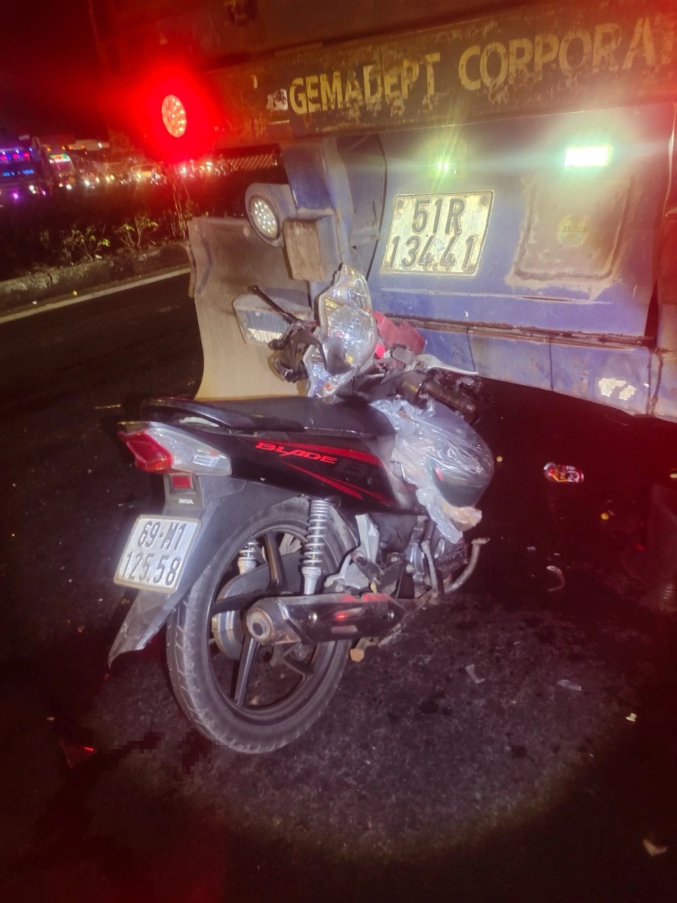 tren duong tan ca tro ve phong tro nam cong nhan tu vong sau khi tong vao duoi container tren duong tan ca tro ve phong tro nam cong nhan tu vong sau khi tong vao duoi container