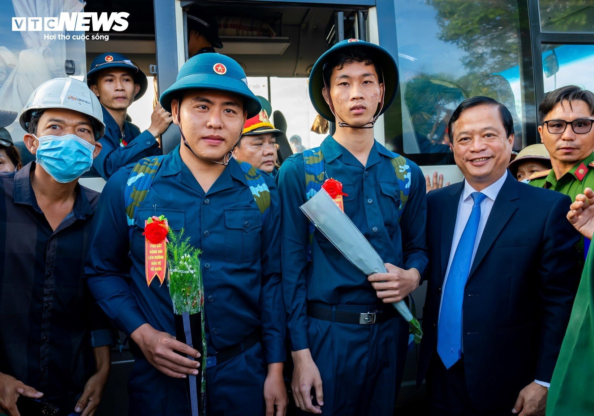Tin trong nước - Xúc động lời nhắn của cha, cái ôm bịn rịn của con gái ngày tân binh nhập ngũ (Hình 16).