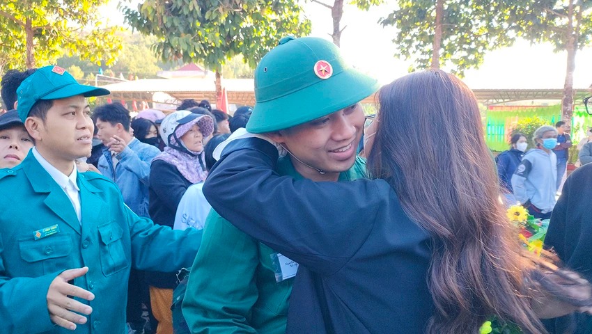 Tin trong nước - Xúc động lời nhắn của cha, cái ôm bịn rịn của con gái ngày tân binh nhập ngũ (Hình 10).