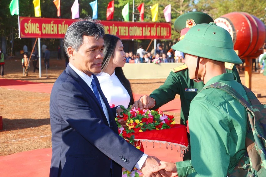 Tin trong nước - Xúc động lời nhắn của cha, cái ôm bịn rịn của con gái ngày tân binh nhập ngũ (Hình 15).