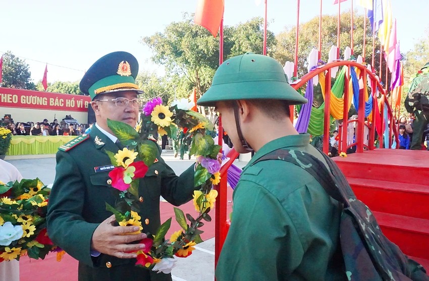 Tin trong nước - Xúc động lời nhắn của cha, cái ôm bịn rịn của con gái ngày tân binh nhập ngũ (Hình 14).