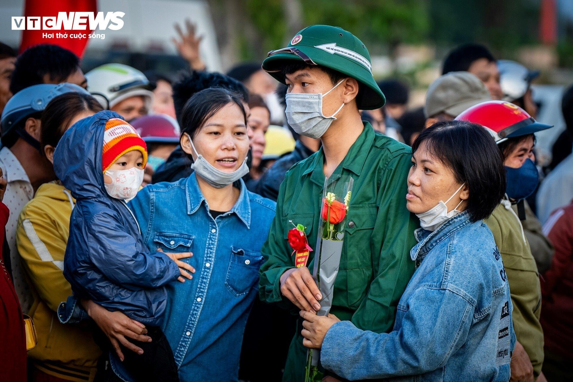 Tin trong nước - Xúc động lời nhắn của cha, cái ôm bịn rịn của con gái ngày tân binh nhập ngũ (Hình 2).