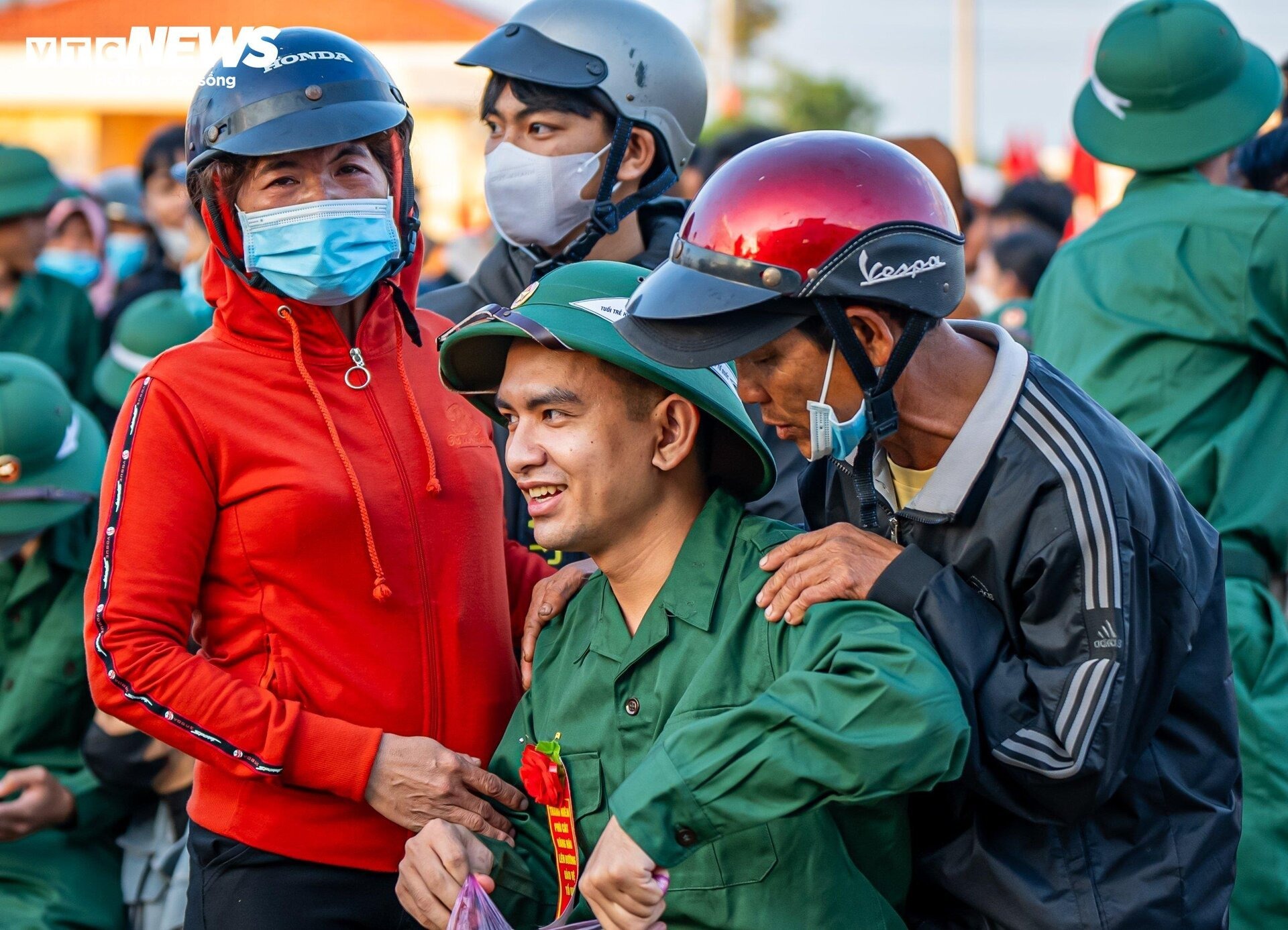 Tin trong nước - Xúc động lời nhắn của cha, cái ôm bịn rịn của con gái ngày tân binh nhập ngũ (Hình 4).
