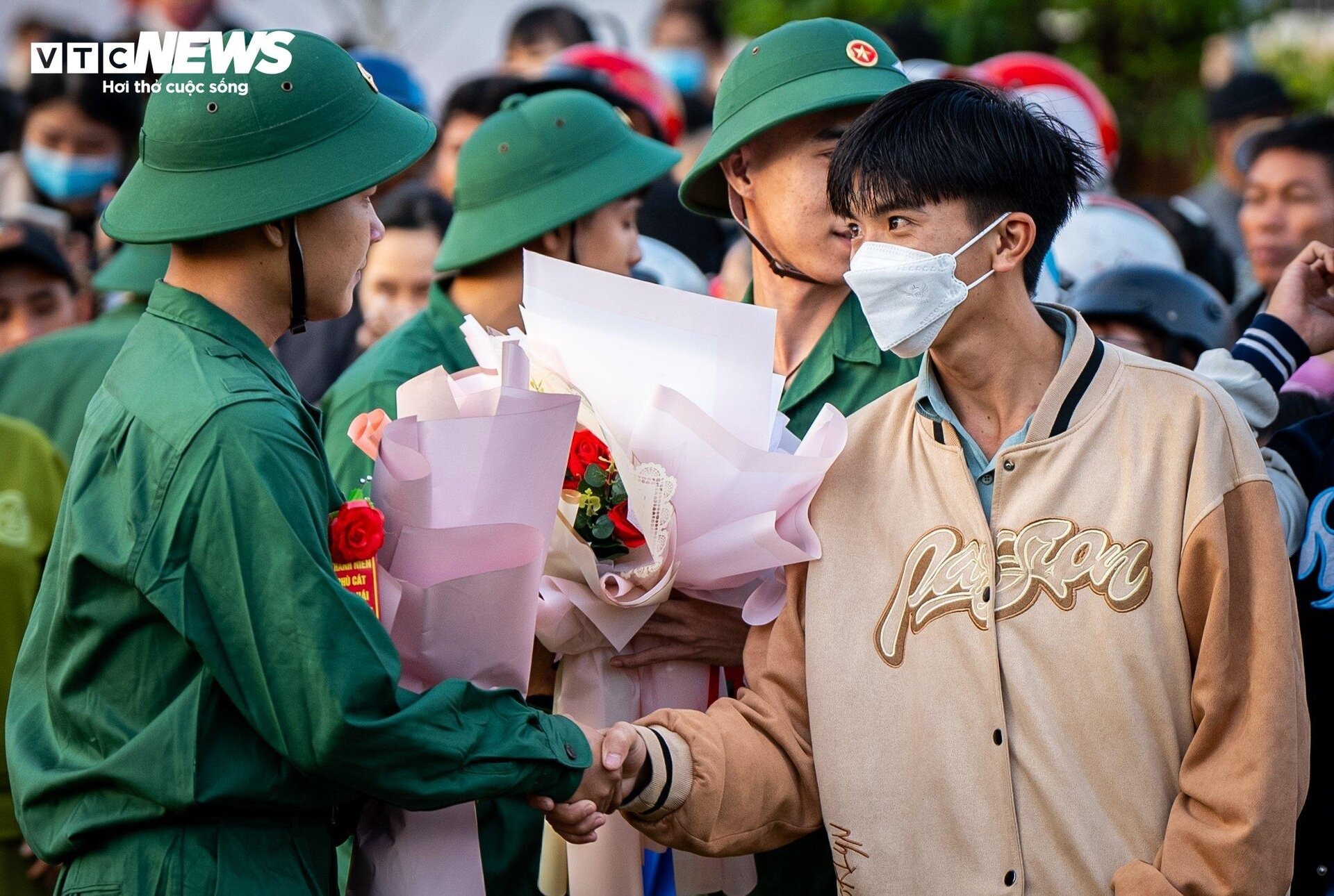 Tin trong nước - Xúc động lời nhắn của cha, cái ôm bịn rịn của con gái ngày tân binh nhập ngũ (Hình 7).