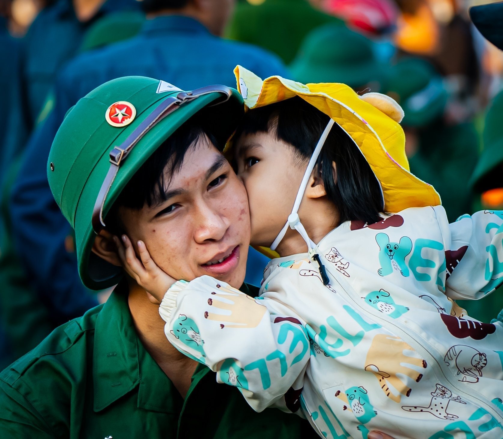 Tin trong nước - Xúc động lời nhắn của cha, cái ôm bịn rịn của con gái ngày tân binh nhập ngũ (Hình 12).