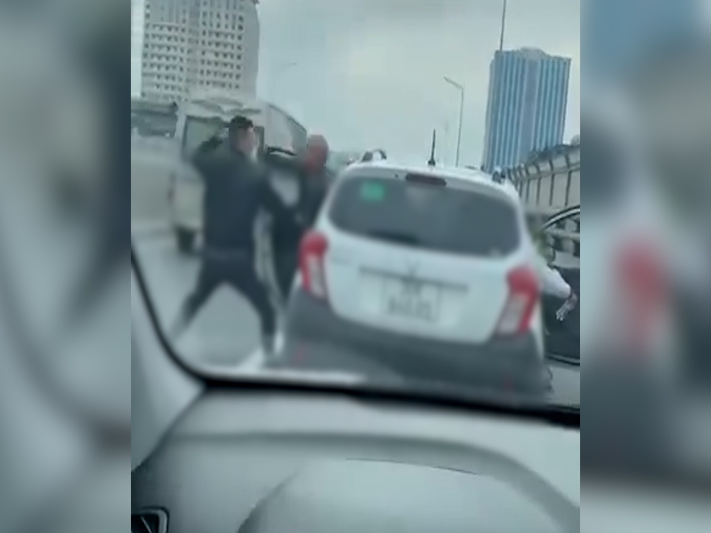 dieu tra vu hai thanh nien di xe may vao duong cam hanh hung tai xe oto o ha noi 1 dieu tra vu hai thanh nien di xe may vao duong cam hanh hung tai xe oto o ha noi 1