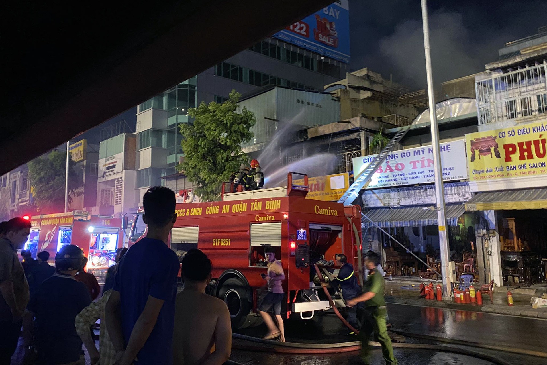 chay lon o cua hang do go my nghe cua ngo tan son nhat un u 2