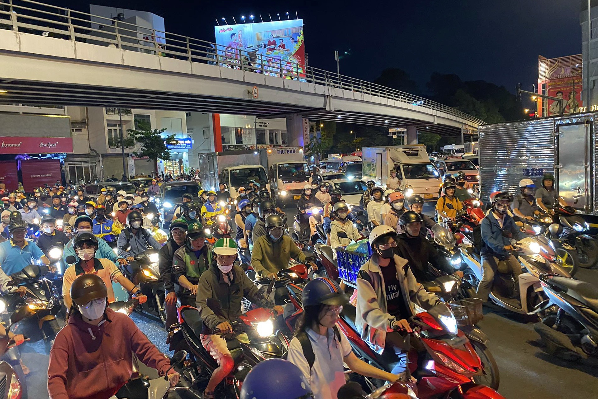 chay lon o cua hang do go my nghe cua ngo tan son nhat un u 3