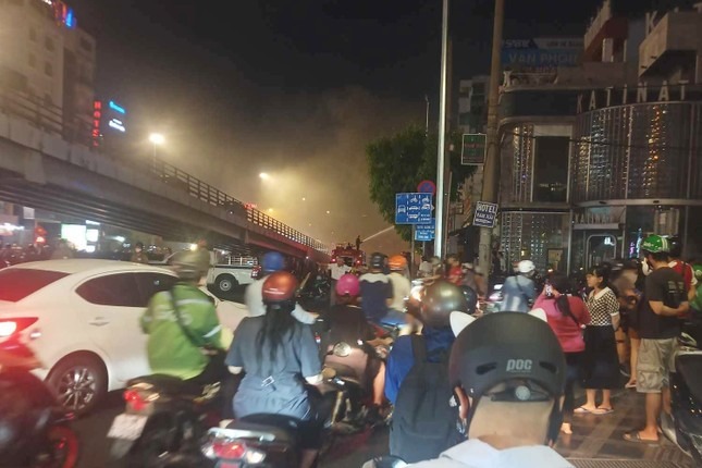 chay lon o cua hang do go my nghe cua ngo tan son nhat un u 4