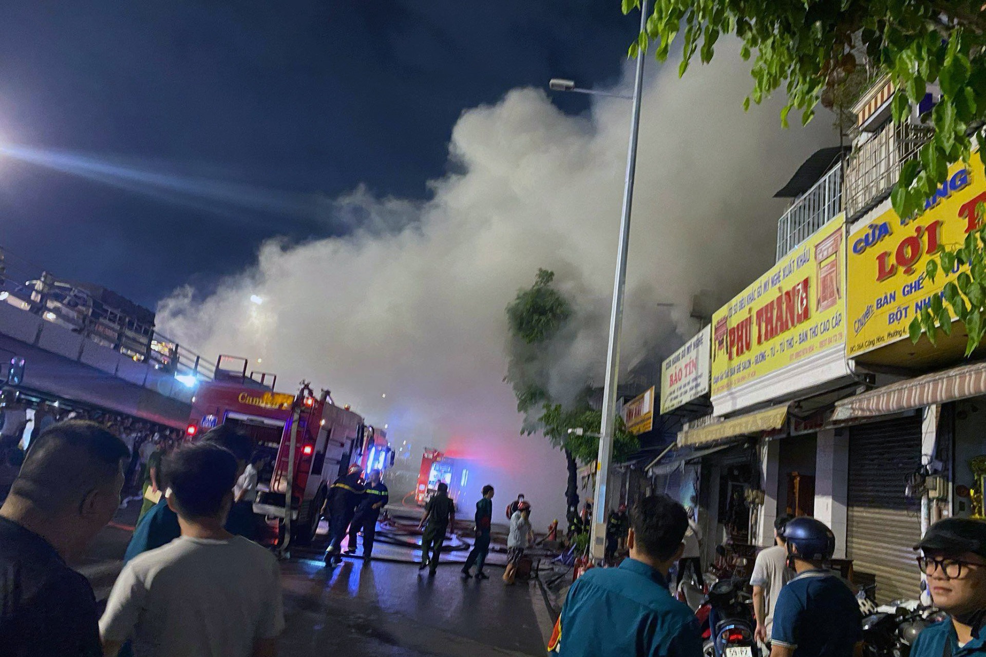 chay lon o cua hang do go my nghe cua ngo tan son nhat un u