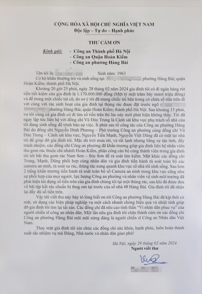 nguoi dan ong o pho co ha noi vut tui tien chua 1 17 ty dong vao thung rac 2