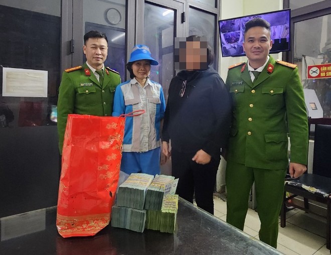 nguoi dan ong o pho co ha noi vut tui tien chua 1 17 ty dong vao thung rac