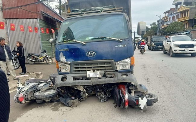 o to tai dam lien hoan 4 xe may mot nguoi tu vong