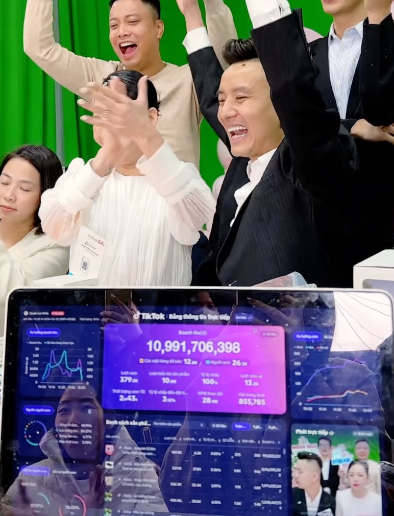 chu kenh tiktok vua co phien livestream ban hang thu ve hon 72 ty dong sau 12 tieng la ai 2 chu kenh tiktok vua co phien livestream ban hang thu ve hon 72 ty dong sau 12 tieng la ai 2