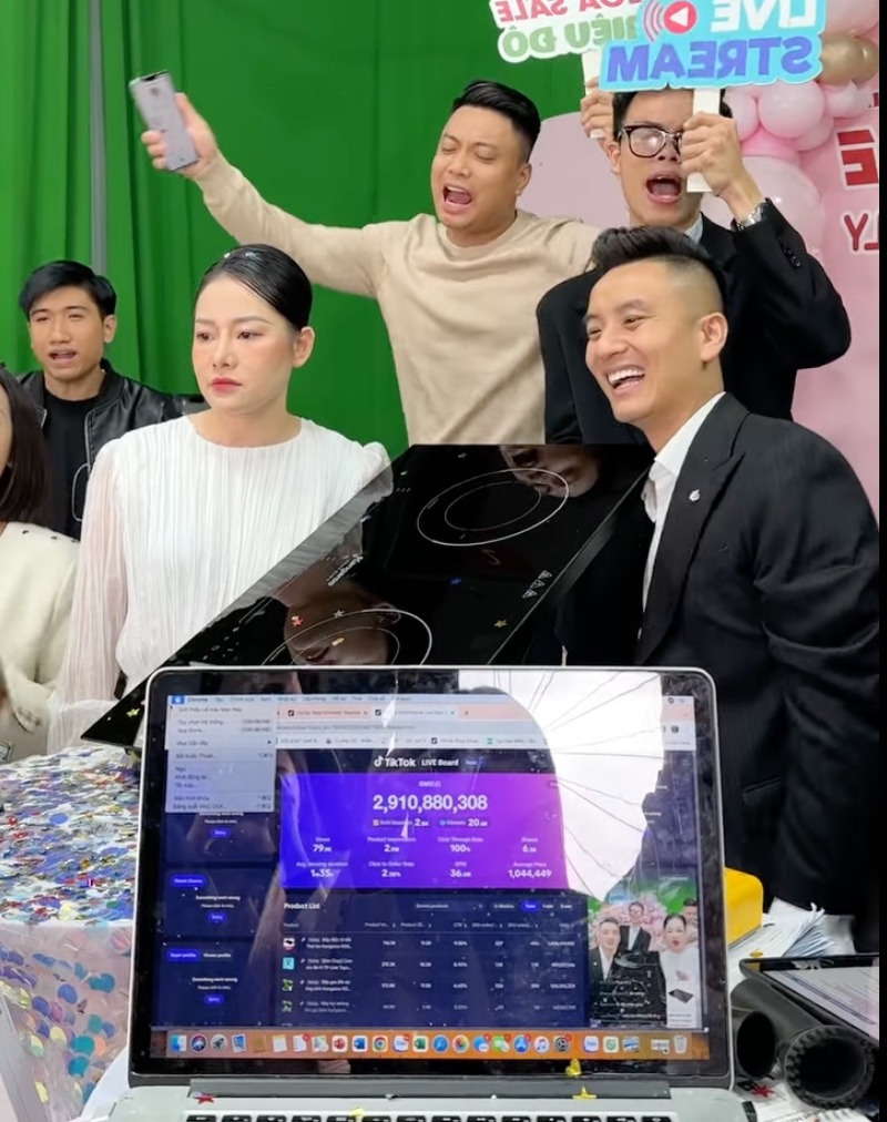 chu kenh tiktok vua co phien livestream ban hang thu ve hon 72 ty dong sau 12 tieng la ai chu kenh tiktok vua co phien livestream ban hang thu ve hon 72 ty dong sau 12 tieng la ai