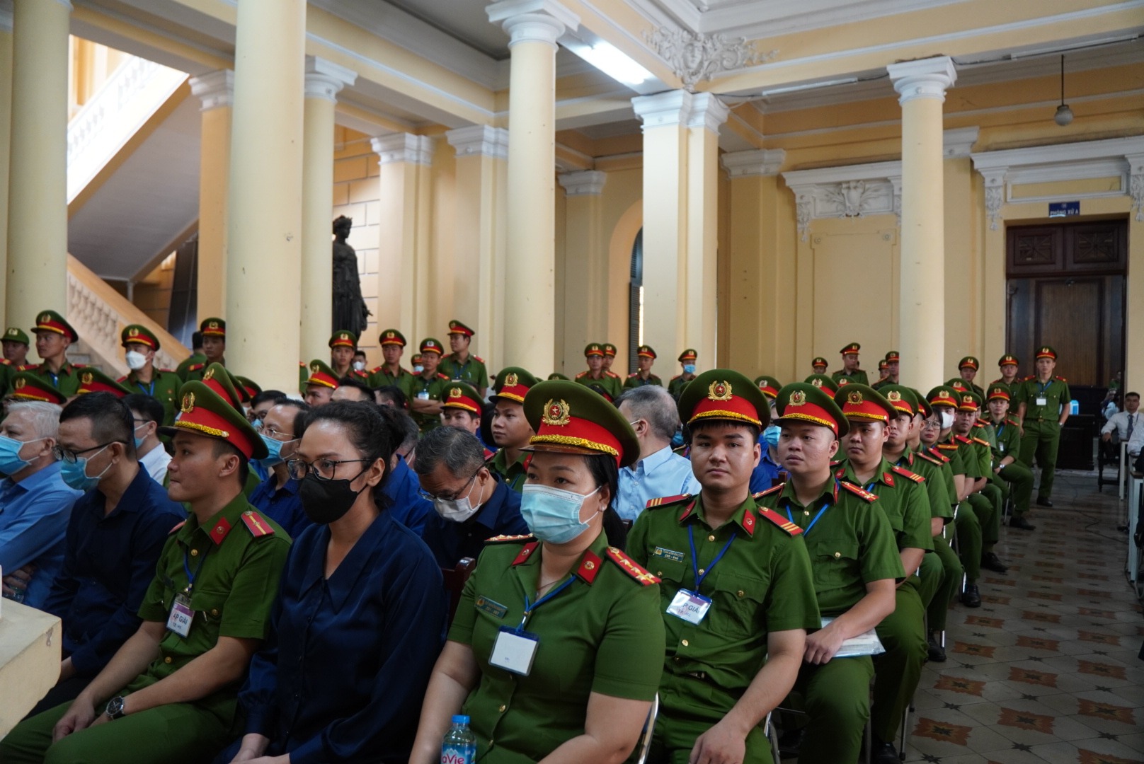 hinh anh moi nhat cua bi cao truong hue van tai toa trong vu van thinh phat 2