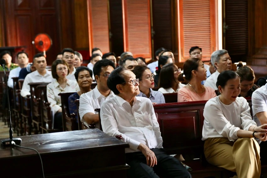 hinh anh moi nhat cua bi cao truong hue van tai toa trong vu van thinh phat 6