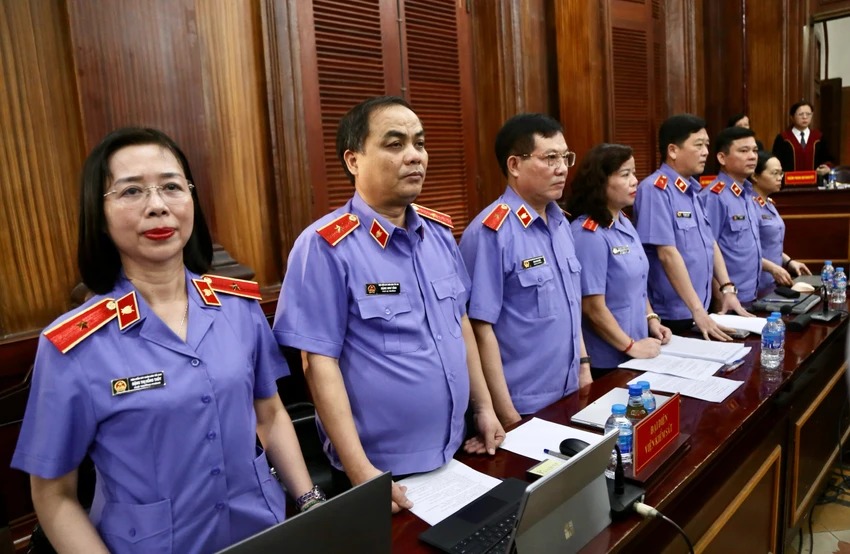 hinh anh moi nhat cua bi cao truong hue van tai toa trong vu van thinh phat 8