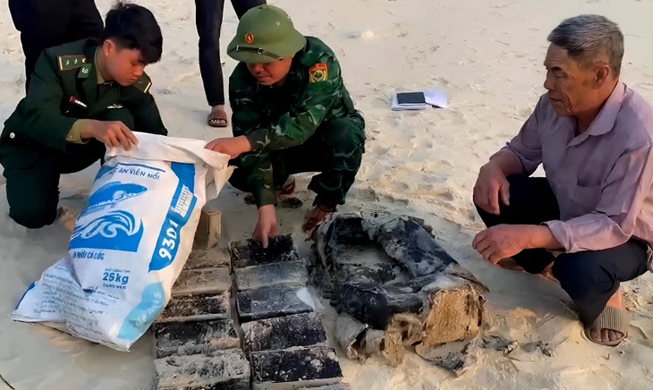 di nhat ve chai nguoi dan ta hoa phat hien bao nhua chua 20kg ma tuy tren bai bien