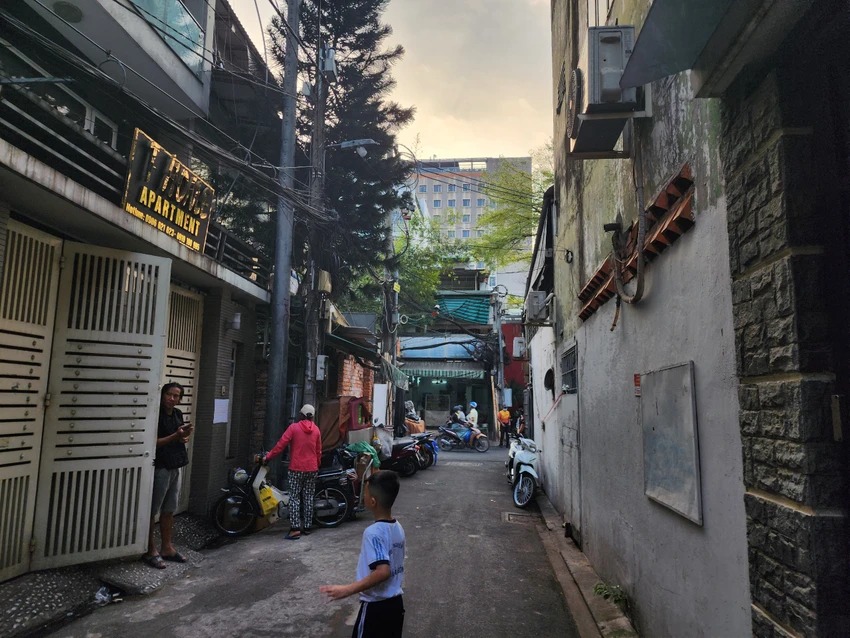 gan 20 nha dan song sat san bay tan son nhat lien tuc bi trung bi sat 4