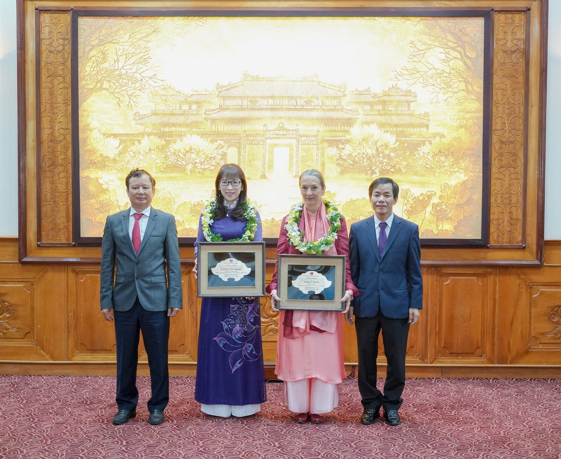 hai phu nu nuoc ngoai duoc trao danh hieu cong dan danh du tinh thua thien hue la ai 2