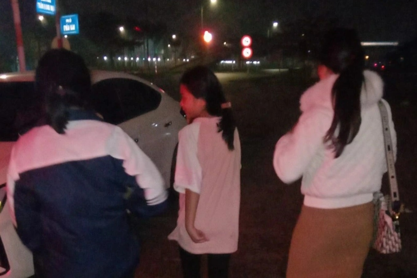 giai cuu 2 nu sinh lop 8 bi nguoi dan ong la mat du do bo nha di 2 giai cuu 2 nu sinh lop 8 bi nguoi dan ong la mat du do bo nha di 2