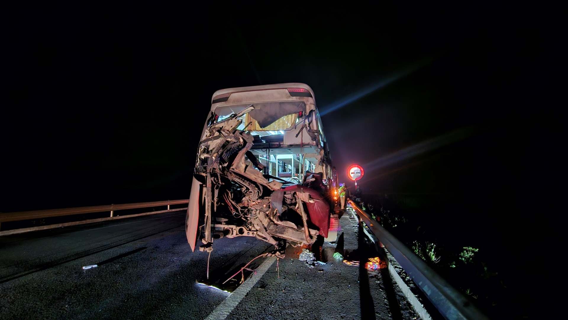 vu tai nan tren cao toc cam lo la son 2 nguoi tu vong xe khach chay toc do bao nhieu 