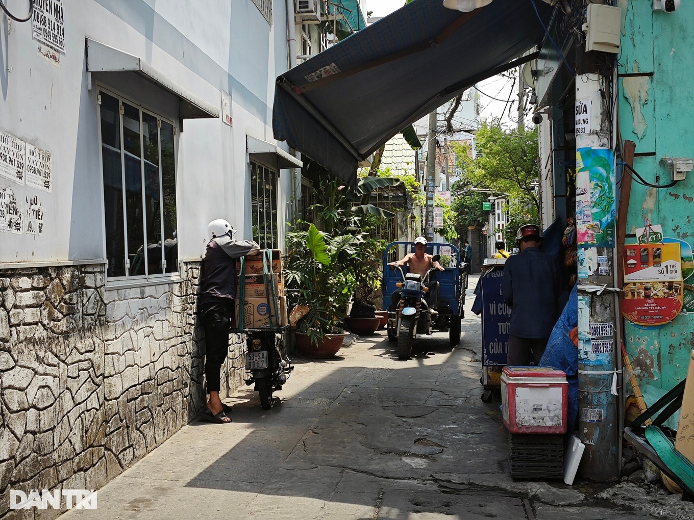 chu tiem tap hoa chan tran duoi theo 4 thanh thieu nien giat loc bim bim nhung bat thanh 1